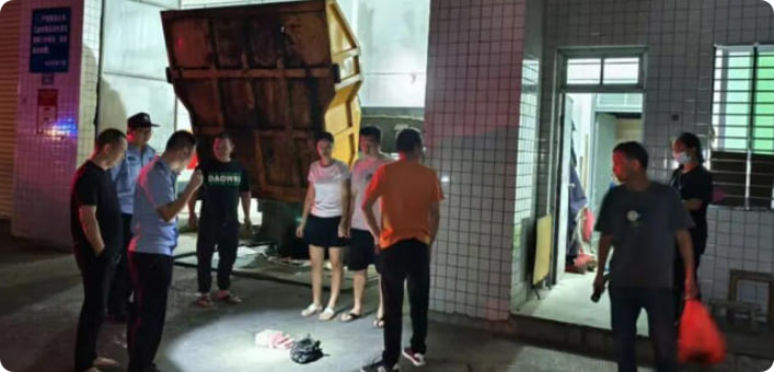 妻子拿袋装15万元现金给丈夫：“不要当垃圾扔了”，丈夫听成“把垃圾扔了”，结果……